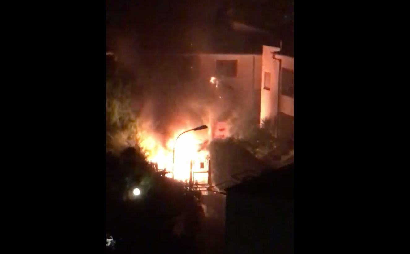 Auto prende fuoco, paura in via Ambrifi a Latina VIDEO