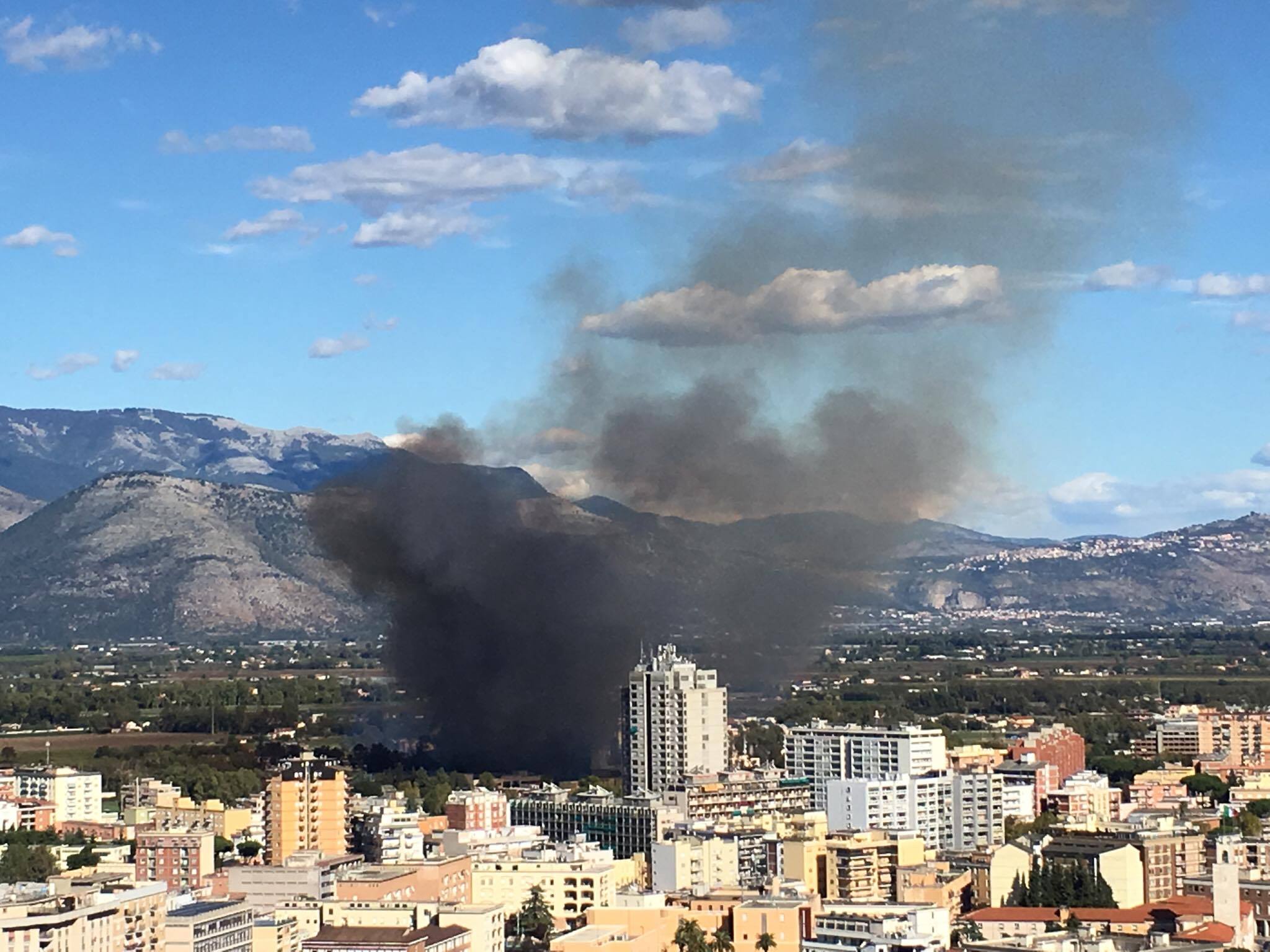 Incendio in via delle Acque Medie a Latina, le fiamme distruggono le baracche di fortuna VIDEO