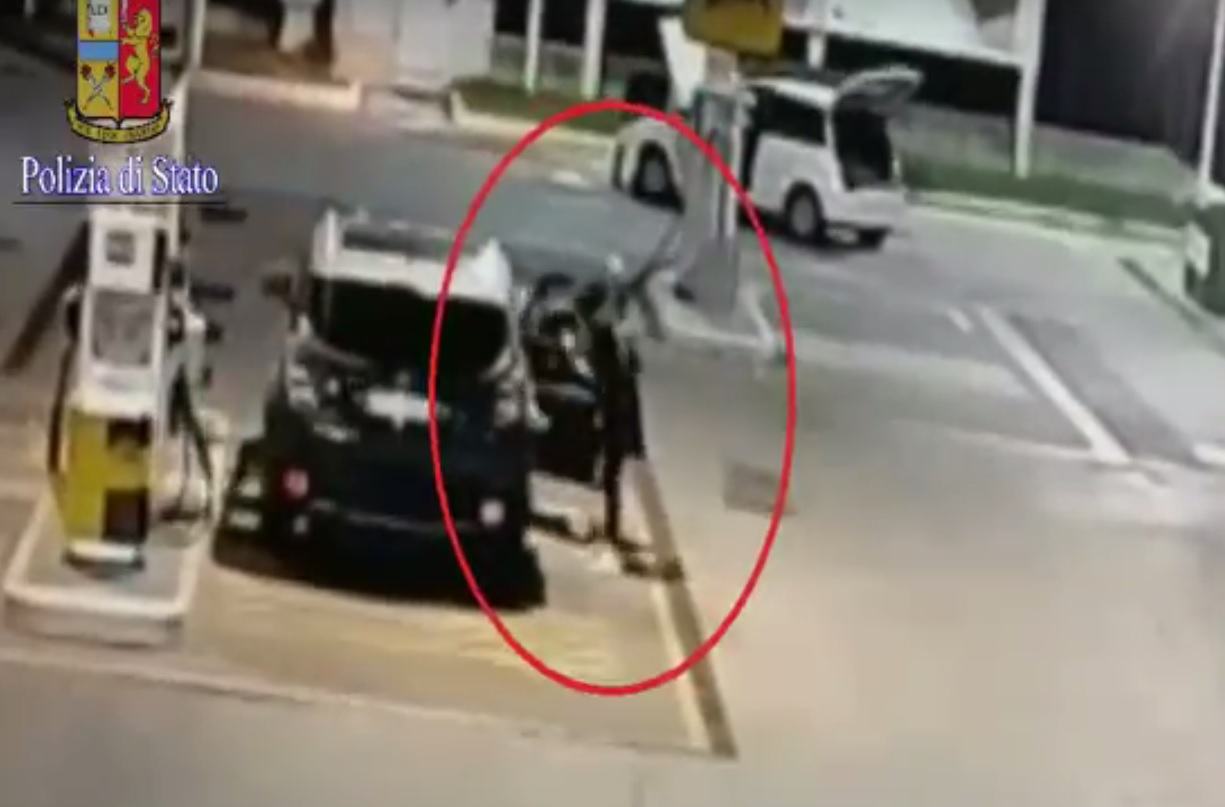 Automobilisti rapinati mentre fanno benzina sulla Pontina, arrestati 8 rom VIDEO