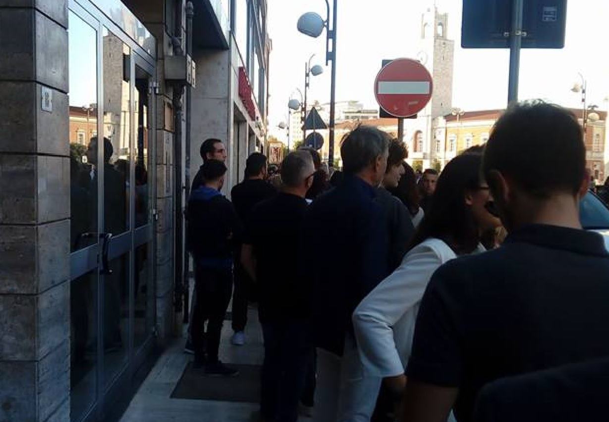 Roberto Saviano a Latina: folla e centro blindato VIDEO