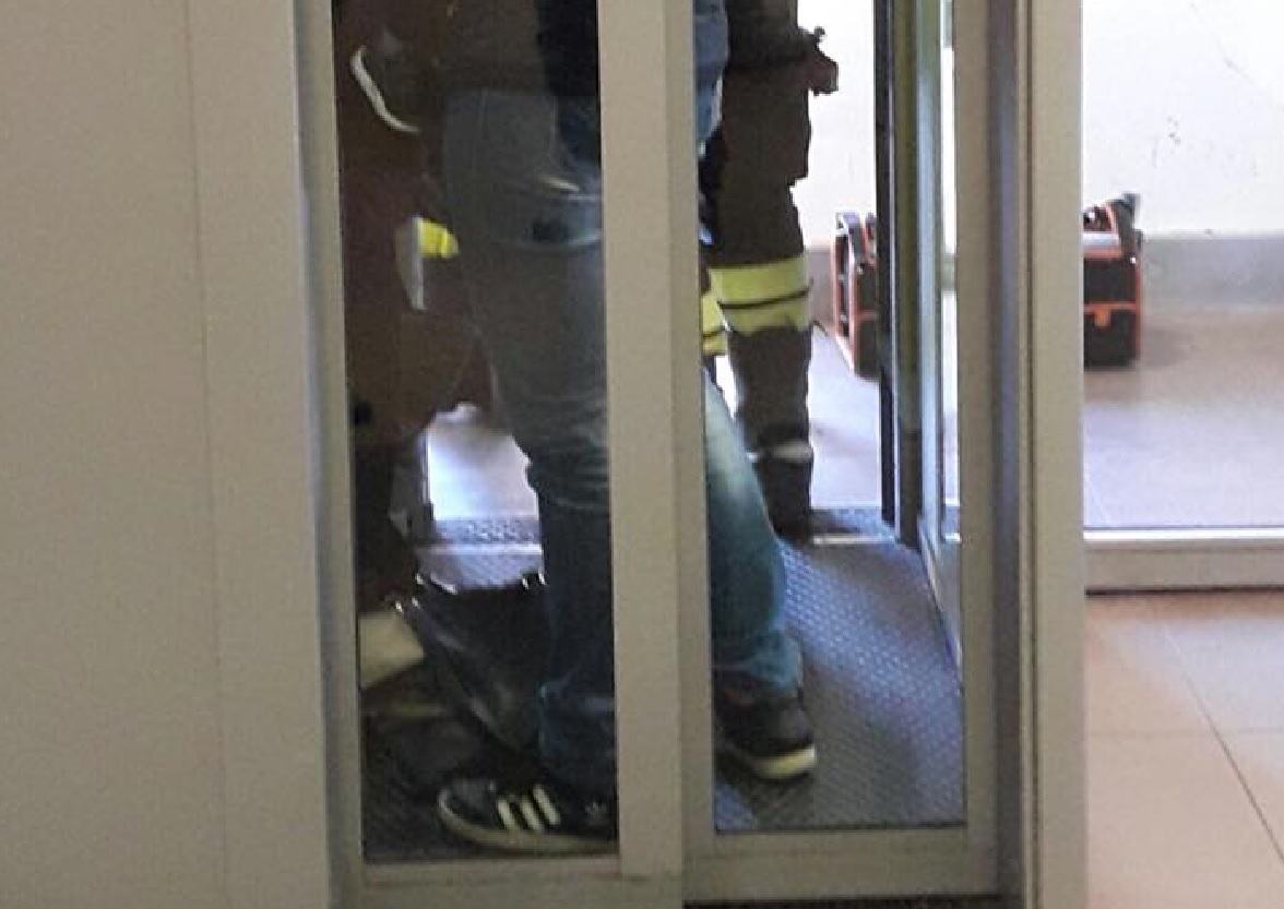 Donne intrappolate nella porta blindata delle poste di via Toti, il video