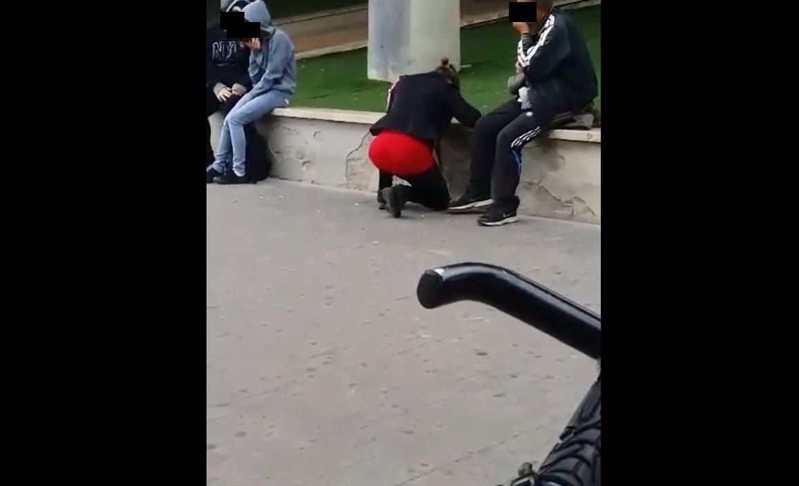 Degrado a Latina: donna sniffa davanti a tutti alle autolinee. Il video shock