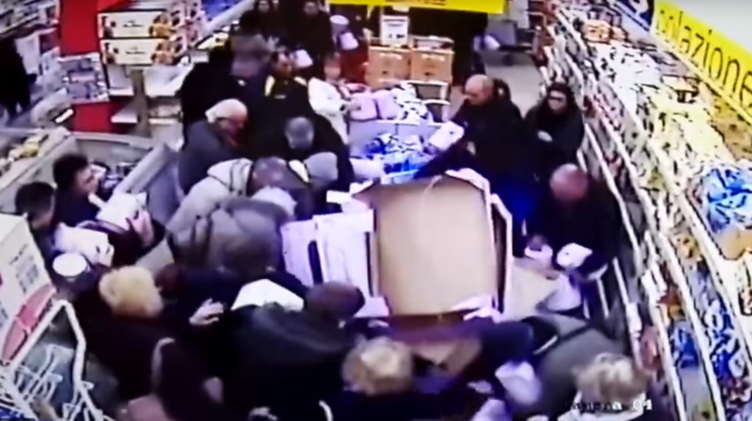 Pandori in offerta all’Eurospin: scatta la rissa tra i clienti VIDEO