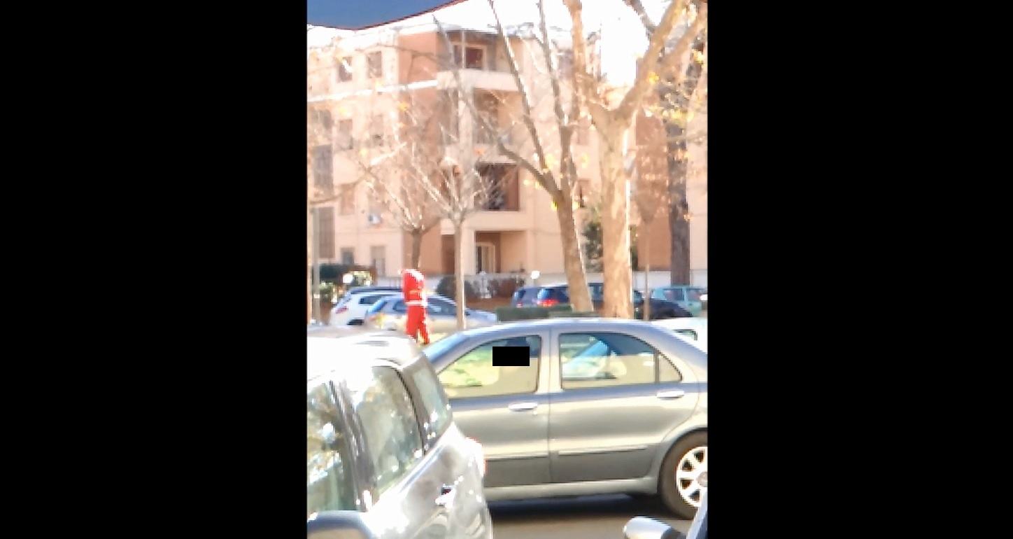 Latina, “Babbo Natale” ubriaco urina in centro davanti a tutti VIDEO