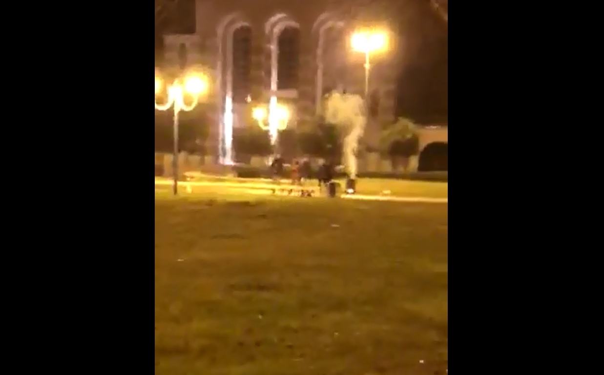 Piazza San Marco terra di nessuno, cestini dei rifiuti dati alle fiamme da giovani vandali VIDEO