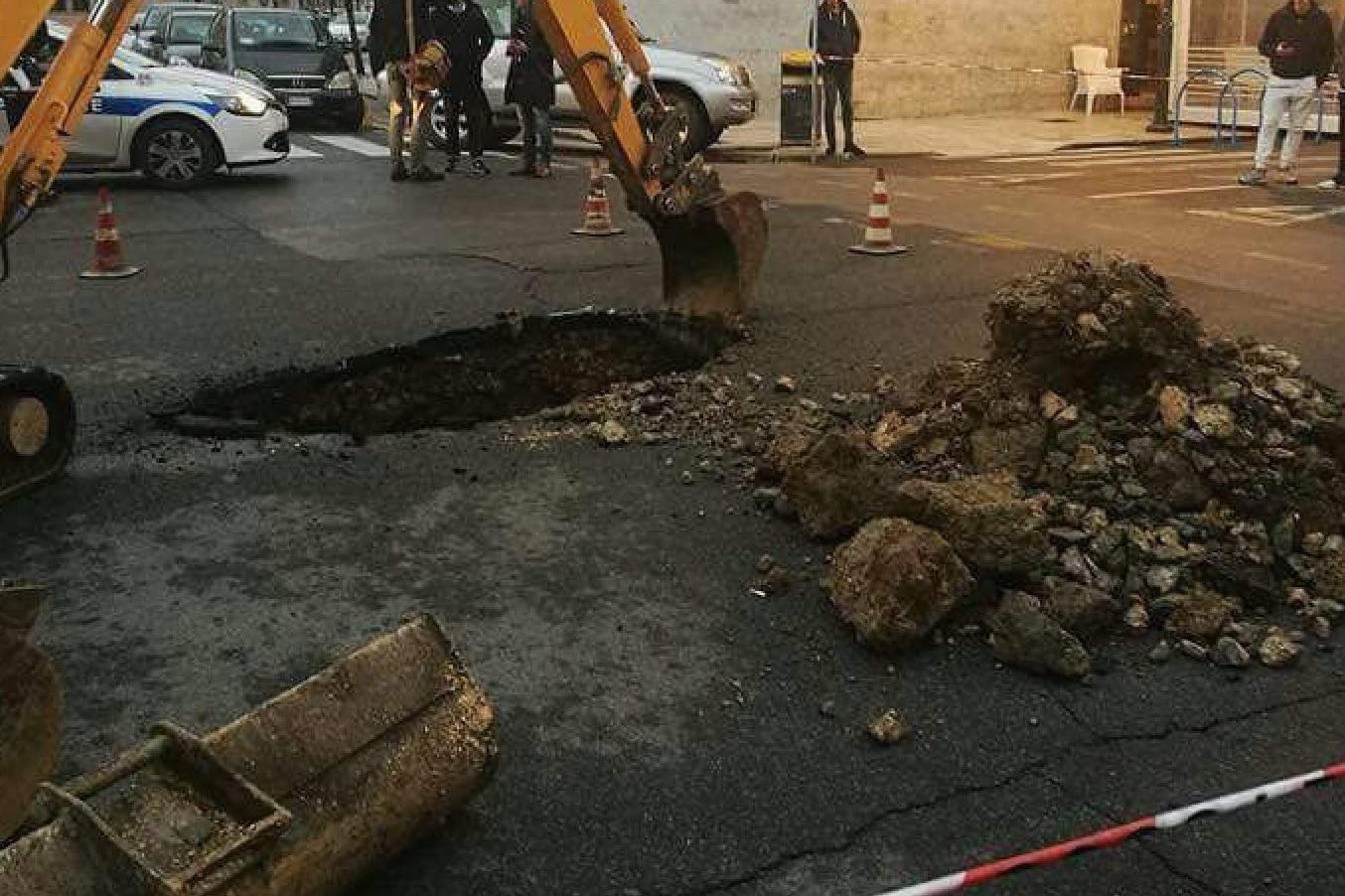 Si apre voragine profonda un metro e mezzo in pieno centro a Latina VIDEO
