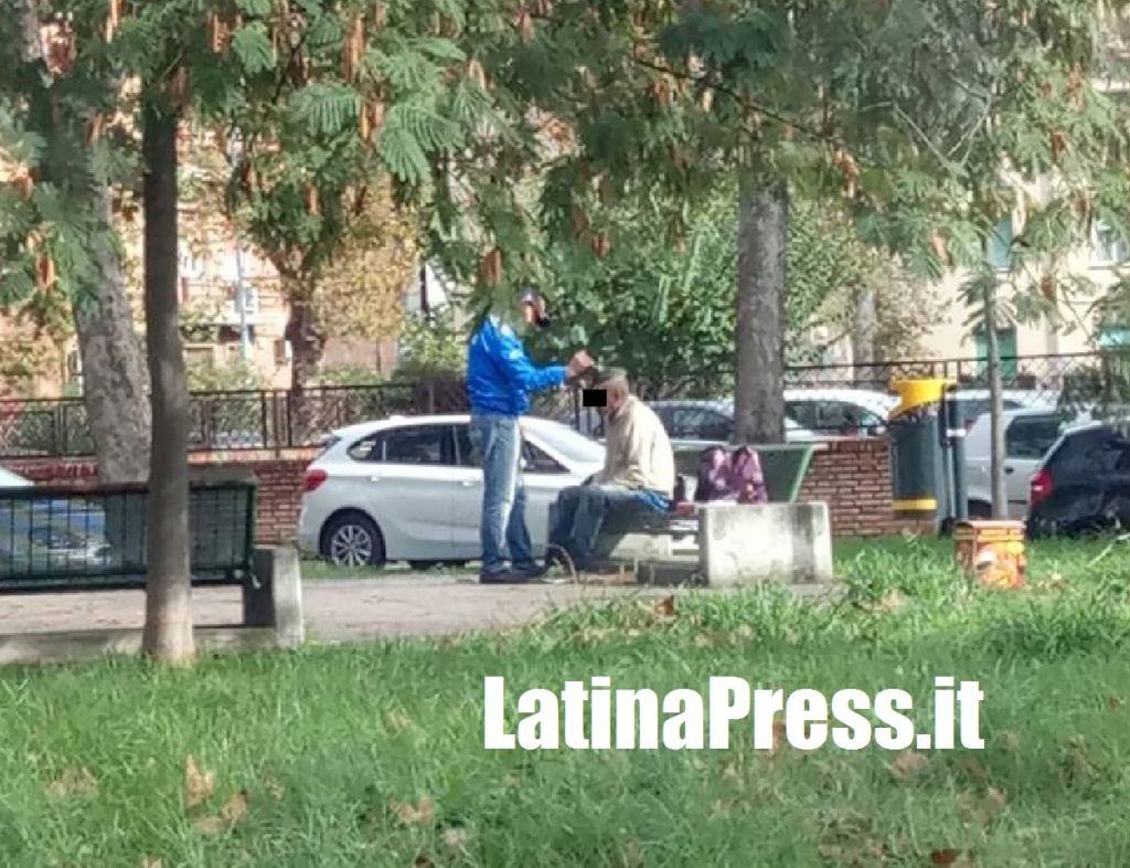 A Latina i capelli si tagliano in strada. La foto fa il ...