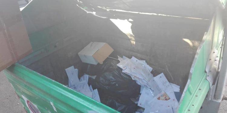 Latina: lettere, bollette e notifiche «recapitate» nel cassonetto FOTO