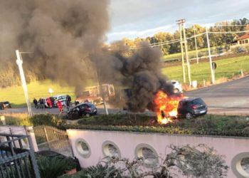 Pauroso incidente alla periferia di Latina, auto prende fuoco dopo lo scontro VIDEO