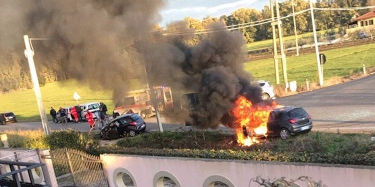 Pauroso incidente alla periferia di Latina, auto prende fuoco dopo lo scontro VIDEO