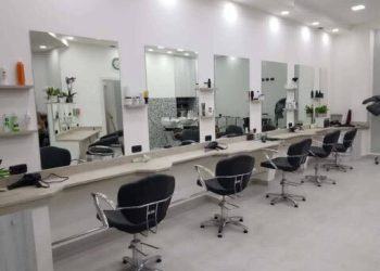 Una ciocca di capelli per i malati oncologici: la commovente iniziativa di un parrucchiere di Latina