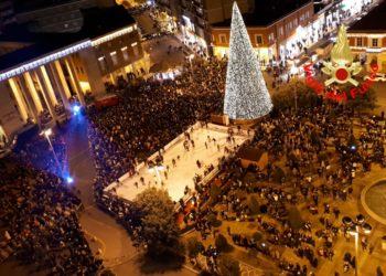 Latina, la befana vola su Piazza del Popolo VIDEO