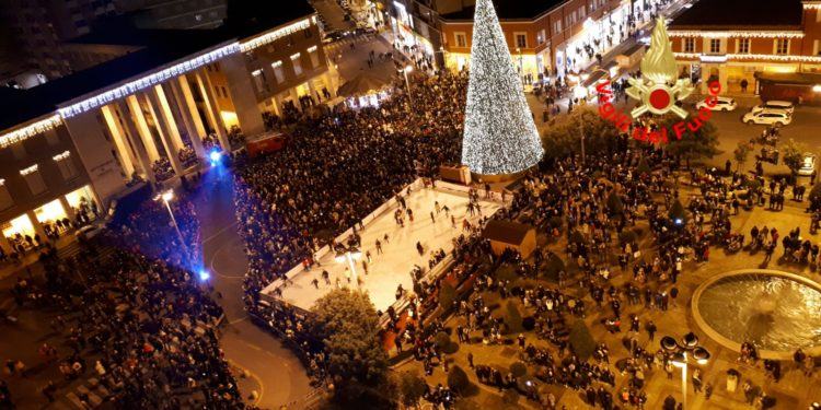 Latina, la befana vola su Piazza del Popolo VIDEO