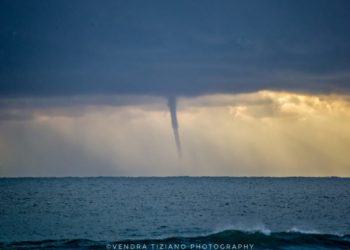 Latina, quattro spettacolari trombe marine al largo della costa FOTO
