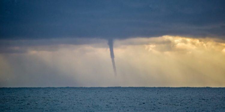 Latina, quattro spettacolari trombe marine al largo della costa FOTO