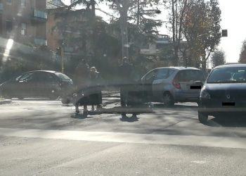 Scontro auto-moto su via del Lido a Latina, ferito un uomo VIDEO