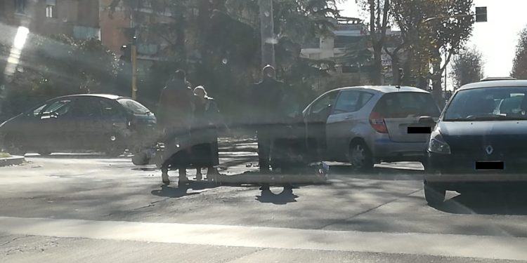 Scontro auto-moto su via del Lido a Latina, ferito un uomo VIDEO