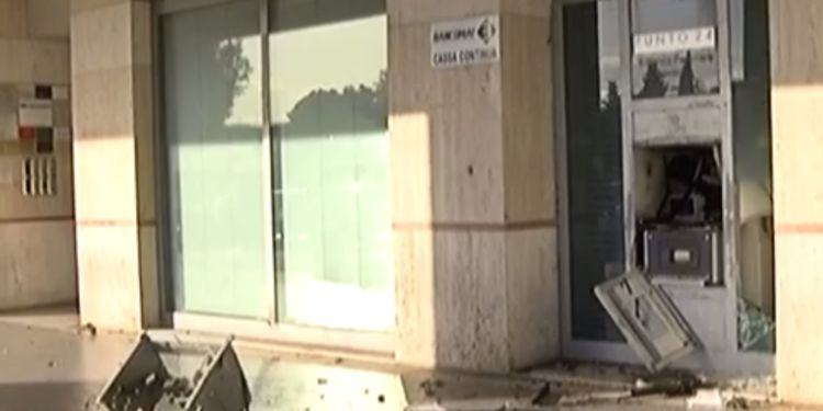 Latina, fanno esplodere bancomat nel centro commerciale Le Torri: malviventi messi in fuga dalla Polizia VIDEO