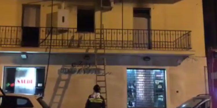 Paura in via Milazzo a Latina, uomo salvato dai Vigili del fuoco VIDEO