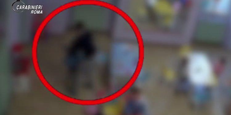 Velletri: maltrattamenti su bambini, arrestate tre maestre d’asilo VIDEO