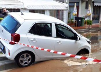 Paura a Terracina, cede una strada: auto inghiottita dalla voragine
