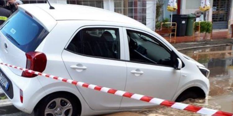 Paura a Terracina, cede una strada: auto inghiottita dalla voragine