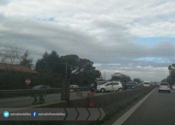 Scontro tra quattro auto sulla Pontina, strada chiusa e traffico in tilt