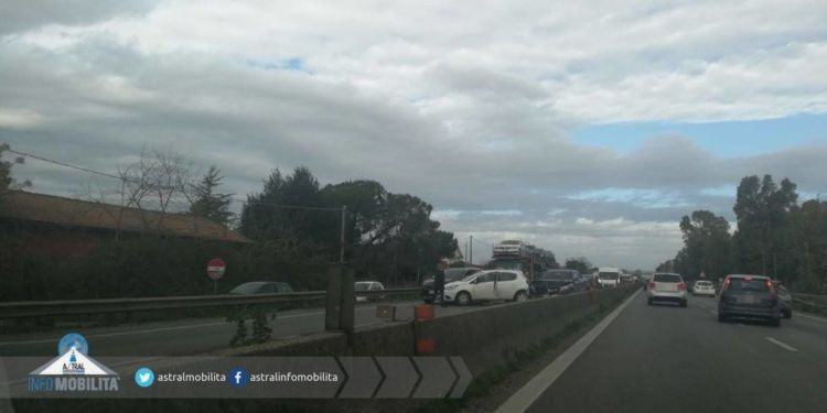 Scontro tra quattro auto sulla Pontina, strada chiusa e traffico in tilt
