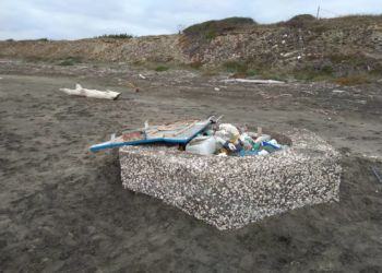 Degrado al Lido di Latina: postazione militare della seconda guerra mondiale trasformata in mini-discarica