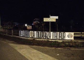 “Difendiamo la minoranza italiana”, il blitz di CasaPound nel “ghetto” di Bella Farnia