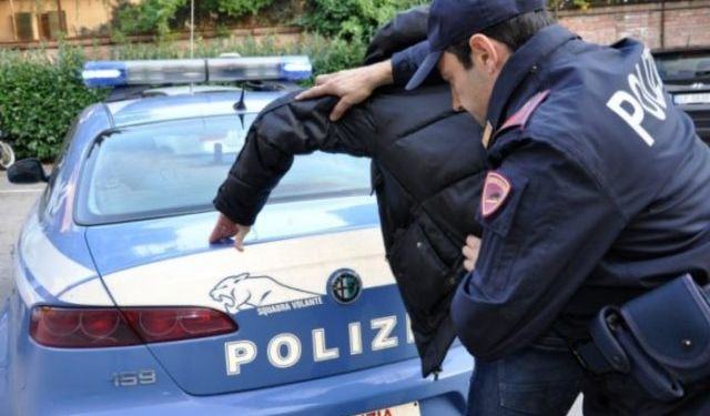 Latina, 20enne rapinata alle autoline: arrestato uno straniero