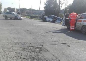 Terribile frontale tra auto a Borgo Piave, 5 feriti VIDEO