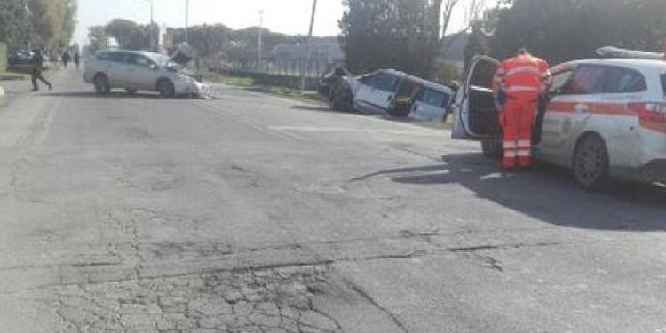 Terribile frontale tra auto a Borgo Piave, 5 feriti VIDEO