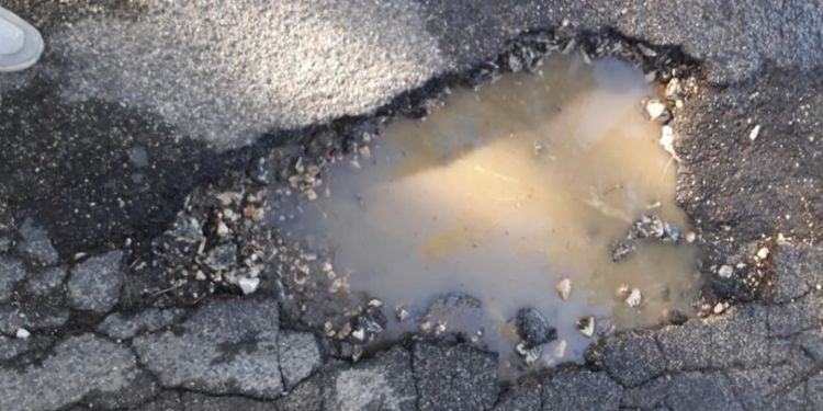 Maxibuca fa strage di macchine alla periferia di Latina