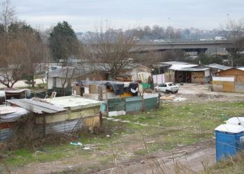 Latina, ancora un rogo al campo nomadi Al Karama: “Va sgomberato immediatamente”