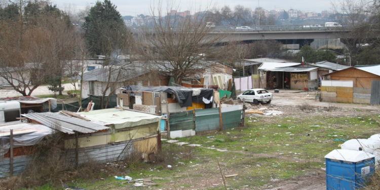 Latina, ancora un rogo al campo nomadi Al Karama: “Va sgomberato immediatamente”