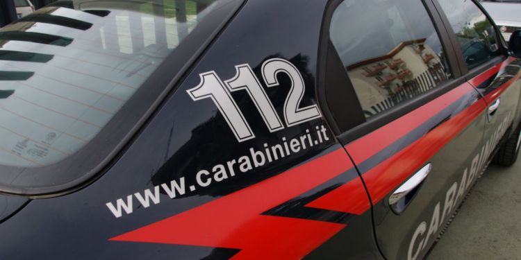 Latina, picchia l’ex fidanzata e aggredisce i carabinieri intervenuti: arrestato 23enne