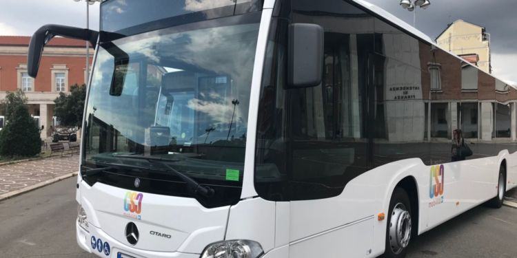 Latina, spinge a terra controllore e le prende il cellulare: denunciato marocchino