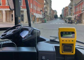 Latina, spinge a terra controllore e le prende il cellulare: denunciato marocchino