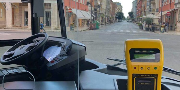 Latina, spinge a terra controllore e le prende il cellulare: denunciato marocchino