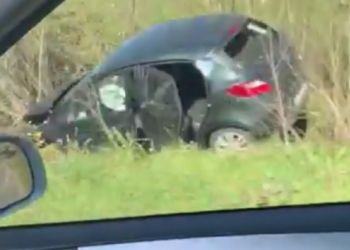 Latina, crolla albero e l’auto finisce fuoristrada: ci sono feriti VIDEO