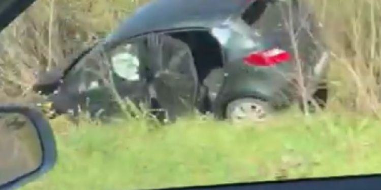 Latina, crolla albero e l’auto finisce fuoristrada: ci sono feriti VIDEO