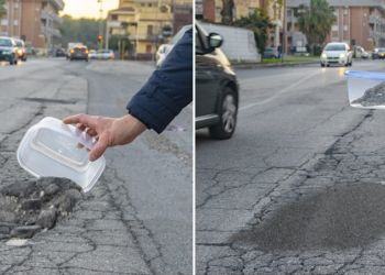 I cittadini di Latina raccolgono le buche, sui social impazza l’ironia