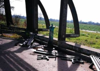 Vandali in azione a Latina, distrutte le panchine della pista ciclabile di via del Lido