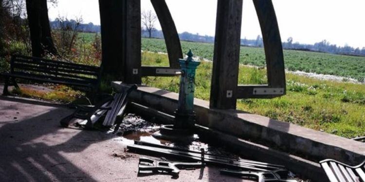Vandali in azione a Latina, distrutte le panchine della pista ciclabile di via del Lido