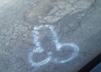 Choc a Latina, spuntano falli giganti per segnalare le buche stradali