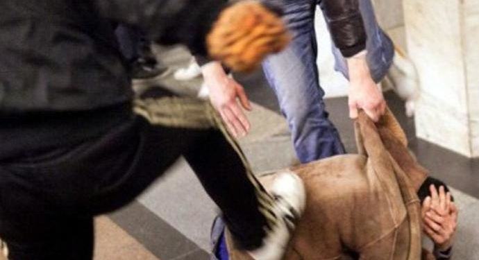 Latina, giovane malmenato in pieno centro tra l’indifferenza dei passanti