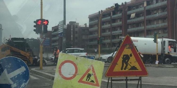 Code di auto e traffico impazzito a Latina: stanno asfaltando(finalmente) via Romagnoli
