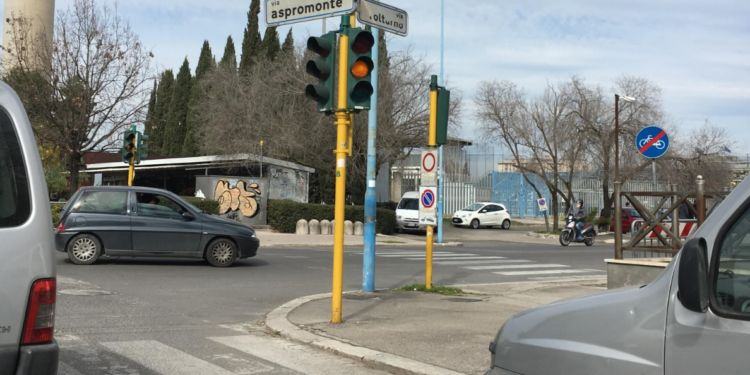 Latina, semafori spenti da una settimana e viabilità in tilt in pieno centro