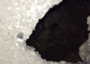 Latina sprofonda: si apre una buca e sotto l’asfalto c’è il vuoto. Il video di un nostro lettore